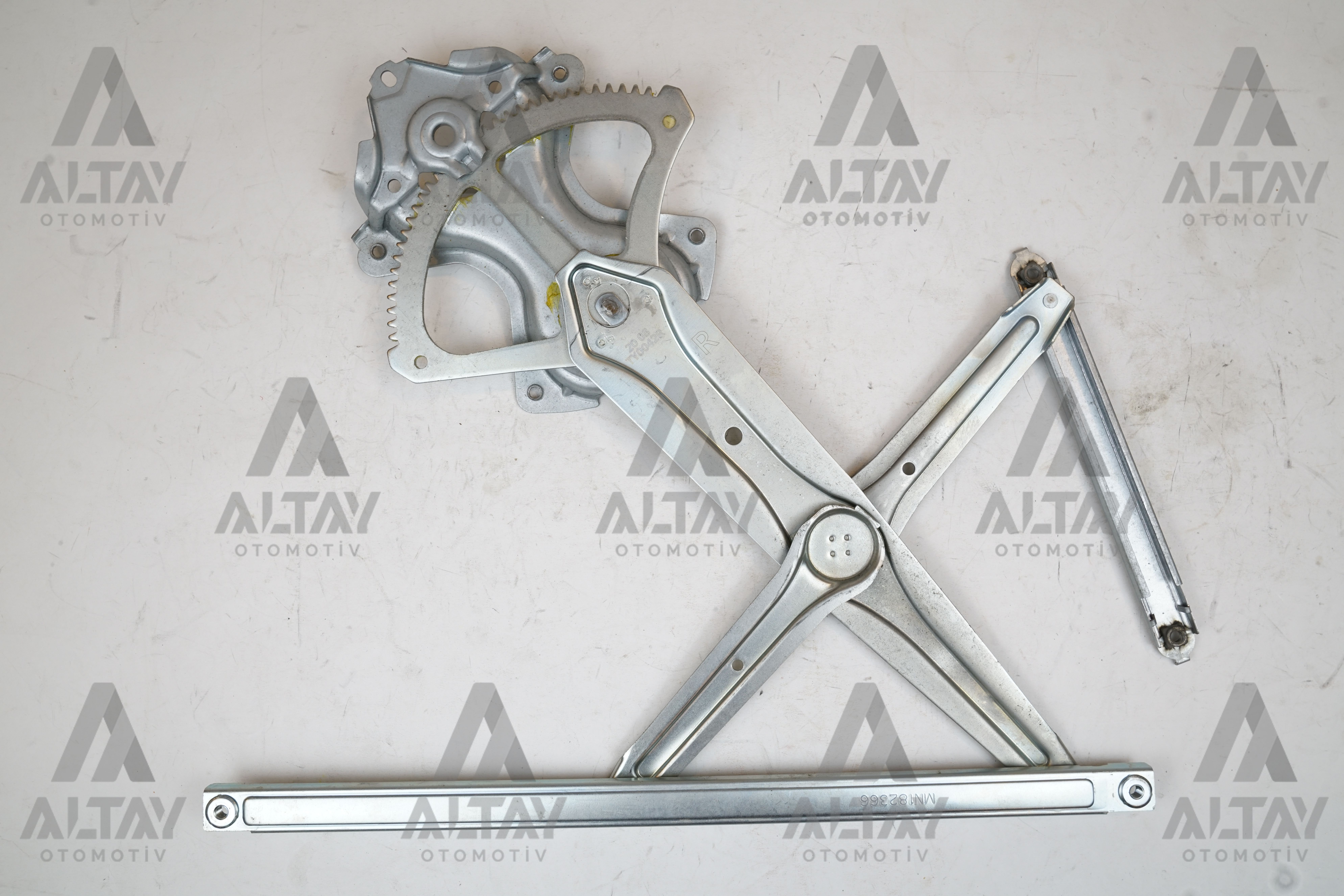 Toyota RAV4 Sağ Ön Cam Krikosu